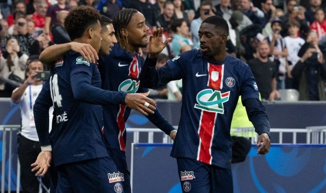 Einige PSG-Stars umringen Bradley Barcola
