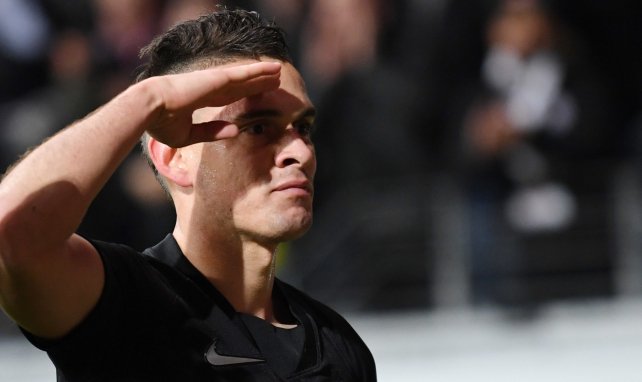 Rafael Borré salutiert nach seinem Tor gegen Olympiakos