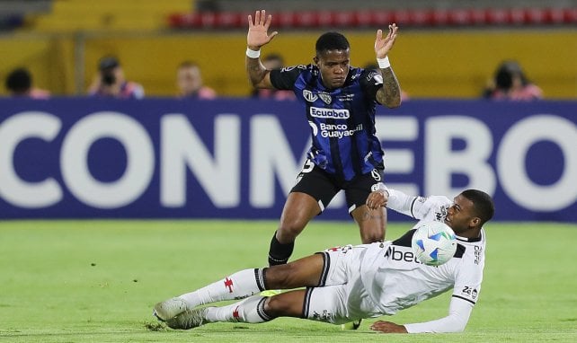 Bayern-Wechsel: 50-Millionen-Angreifer Rayan hebt den Daumen