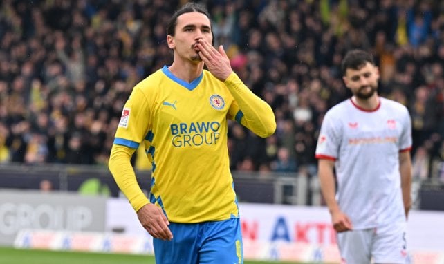 Rayan Philippe verteilt einen Kuss