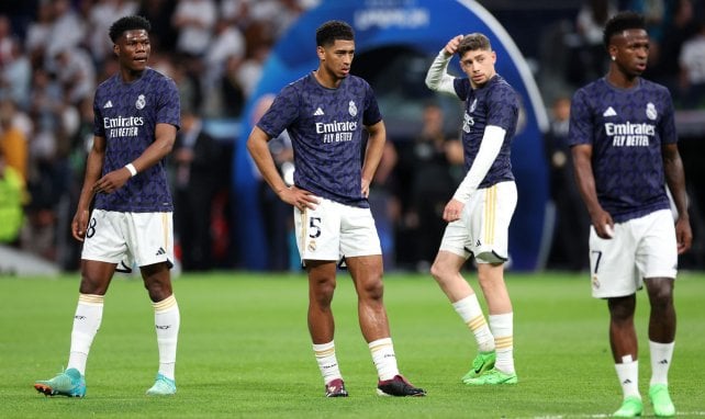 Aurélien Tchouaméni (l.) mit Jude Bellingham (2.v.l.), Federico Valverde (2.v.r.) und Vinicius Junior (r.)