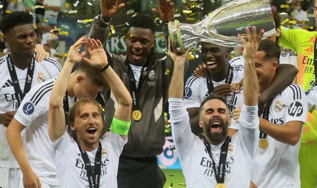 Dani Carvajal reckt den UEFA Supercup in die Höhe