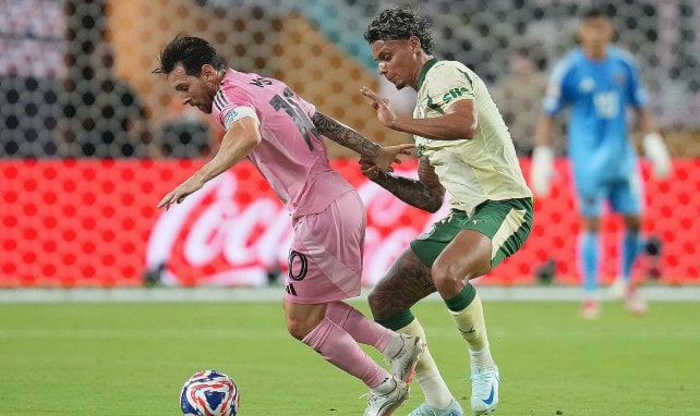 Richard Rios im Zweikampf mit Lionel Messi