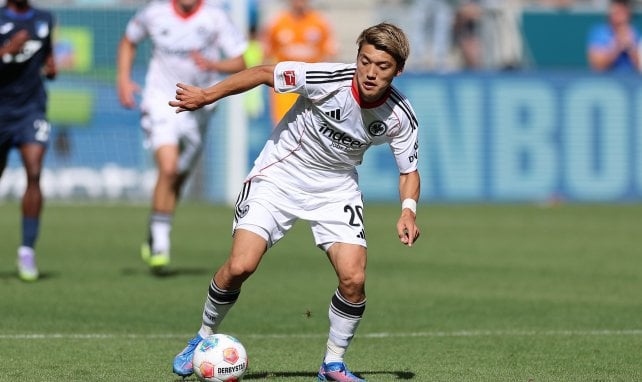 Ritsu Doan mit dem Ball am Fuß