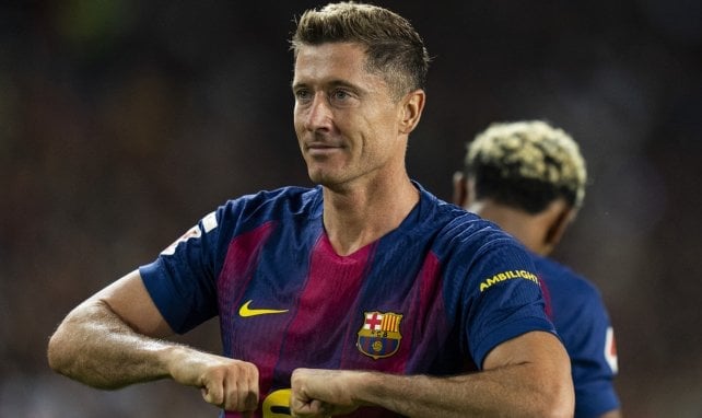 Robert Lewandowski macht Pose
