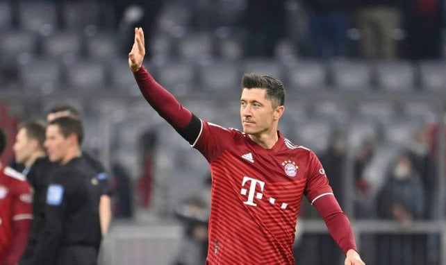 Robert Lewandowski winkt