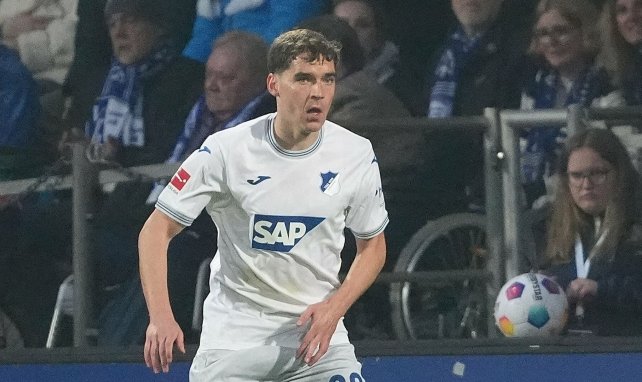 Robert Skov wartet auf den Ball