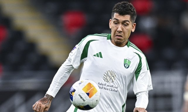 Roberto Firmino fokussiert den Ball