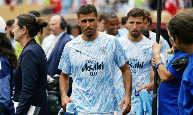 Rodri nimmt auf der Bank Platz