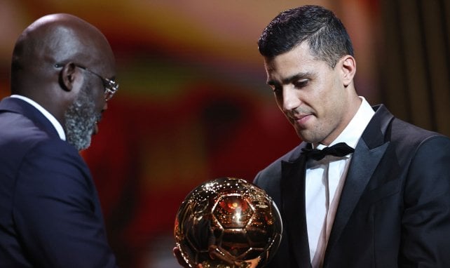 Rodri bekommt den Ballon d'Or überreicht