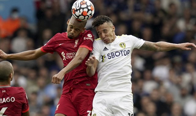 Rodrigo (r.) im Kopfballduell mit Fabinho (l.)