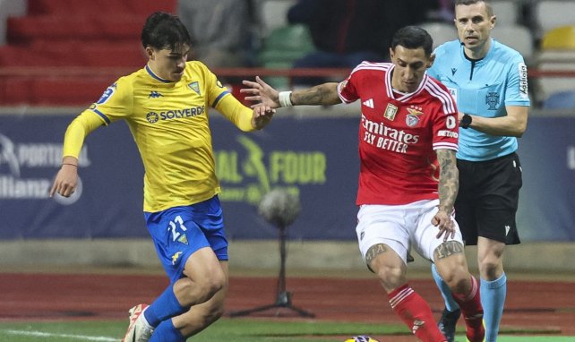 Rodrigo Gomes (l.) im Duell mit Angel di María (r.)