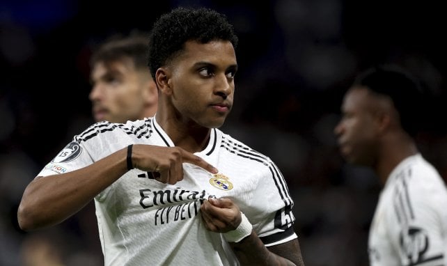Rodrygo zeigt auf das Logo