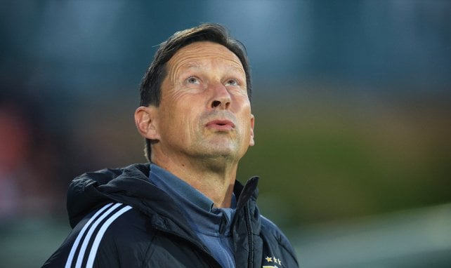 Roger Schmidt blickt in den Himmel
