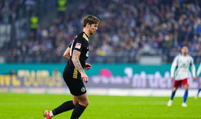 Rohr verarbeitet den Ball