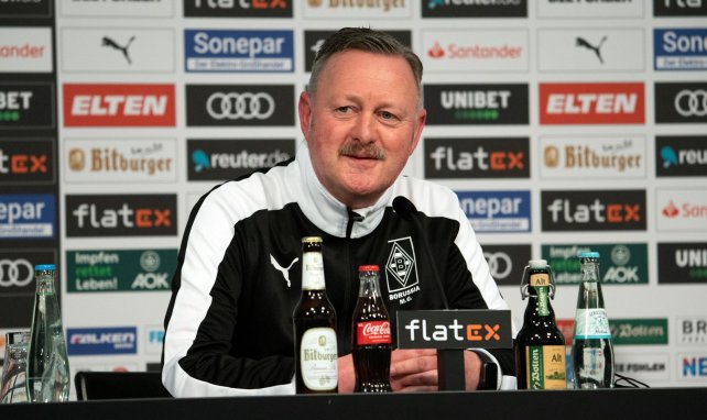 Sportdirektor Roland Virkus bei einer Pressekonferenz