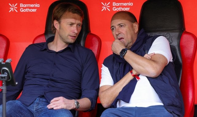 Simon Rolfes (l.) und Fernando Carro (r.) auf der Ersatzbank