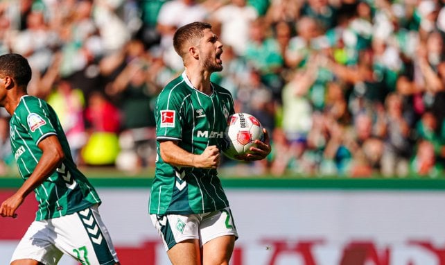 Romano Schmid mit dem Ball in der Hand