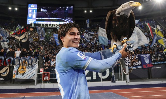  Luka Romero trägt einen Adler