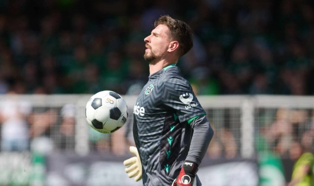 Stammkeeper Ron-Robert Zieler im Trikot von Hannover 96