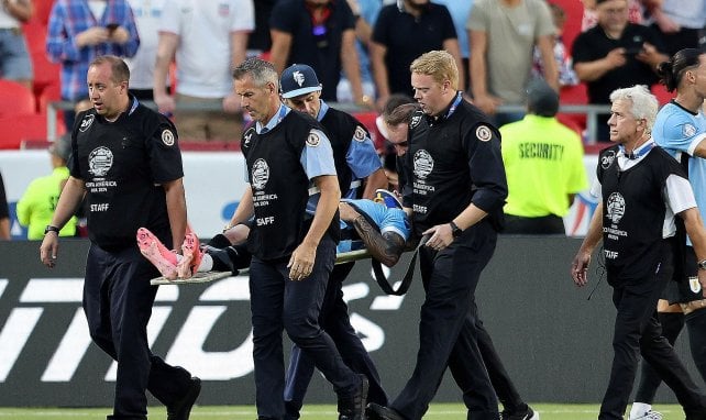 Ronald Araújo muss vom Platz getragen werden