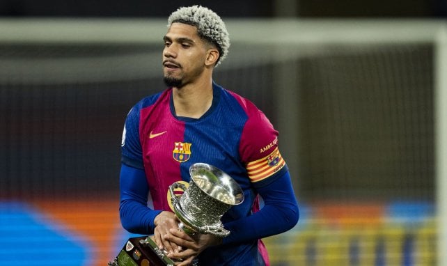 Ronald Araújo mit der Copa del Rey-Trophäe