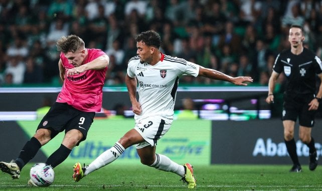 Ruben Kluivert (r.) versucht Viktor Gyökeres (l.) am Torschuss zu hindern