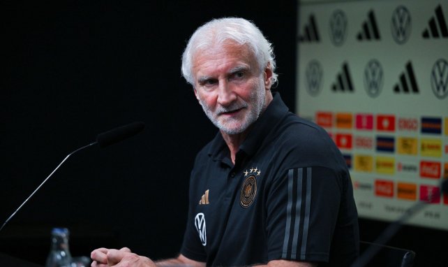 Rudi Völler auf einer PK