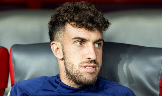 Matteo Ruggeri sitzt auf der Bank
