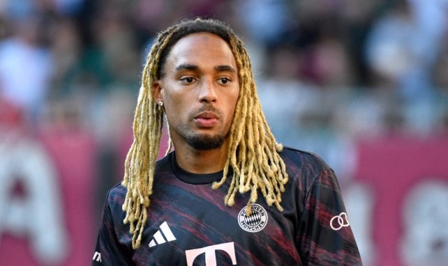 Sacha Boey zeigt seine Haarpracht