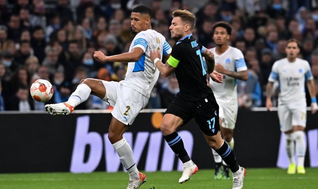 William Saliba (l.) im Duell mit Ciro Immobile (r.)