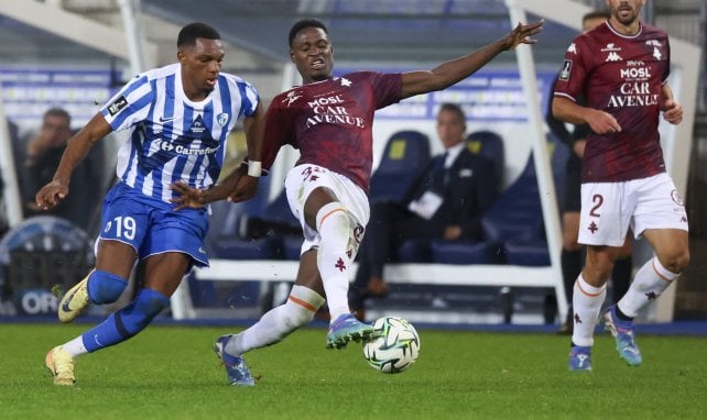 Sadibou Sané behauptet im Zweikampf den Ball