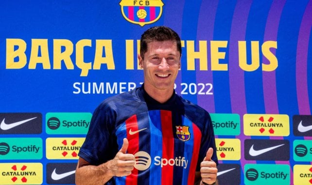 Robert Lewandowski posiert im Barça-Trikot