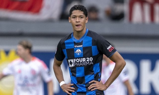 Santiago Castañeda stemmt die Hände in die Hüften