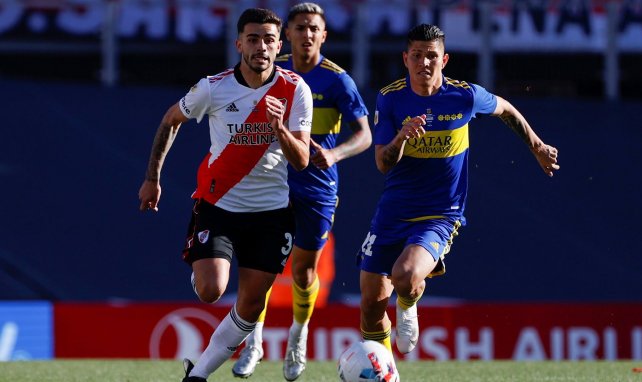 Santiago Simón (l.) im Duell mit Jorman Campuzano (r.)