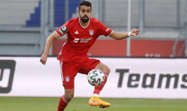 Sarpreet Singh nimmt den Ball an