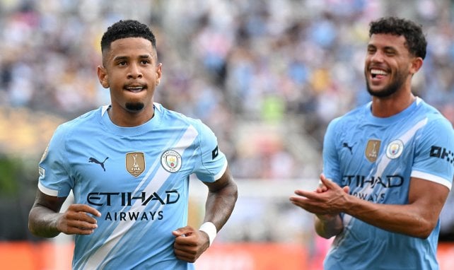 Savinho und Matheus Nunes bejubeln ein Tor von Manchester City