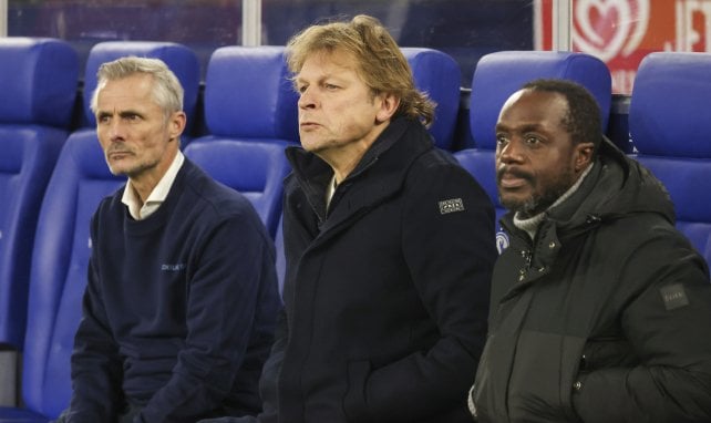 Trainer Kees van Wonderen, Direktor Profifußball Youri Mulder und Kaderplaner Ben Manga (v.l.n.r.) vom FC Schalke 04