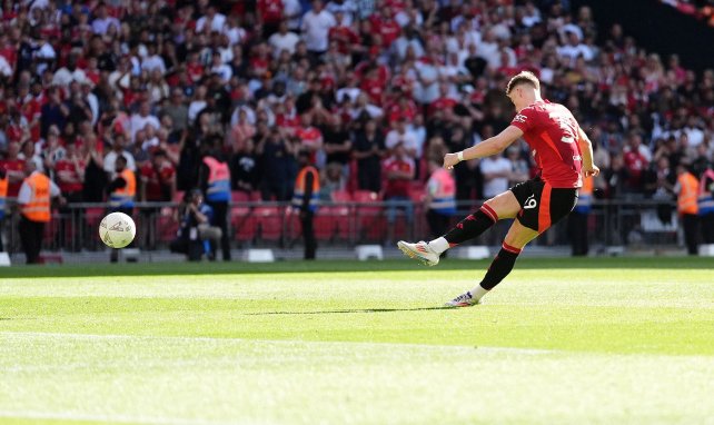 Scott McTominay schießt den Elfmeter