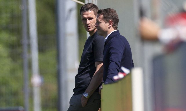 Sebastian Kehl (l.) und Lars Ricken (r.) diskutieren am Rande einer Trainingseinheit des BVB