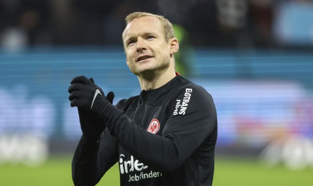 Sebastian Rode applaudiert den Fans