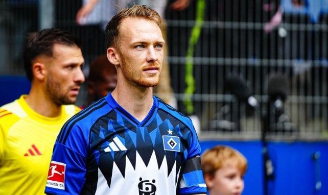 Sebastian Schonlau führt den HSV als Kapitän aufs Feld
