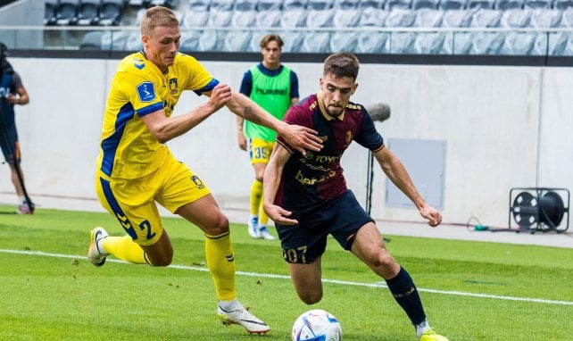 Sebastian Sebulonsen (l.) im Kampf um den Ball