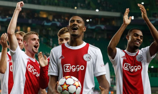 Sébastien Haller freut sich mit seinen Ajax-Kollegen