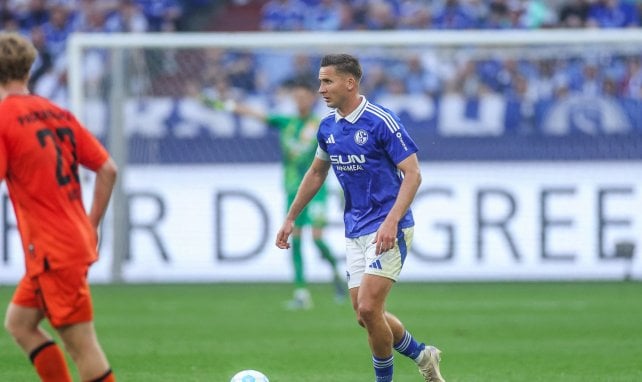 Paul Seguin führt den Ball am Fuß
