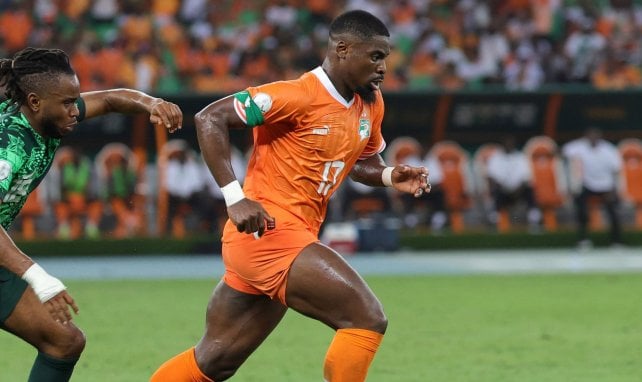 Serge Aurier läuft mit Ball