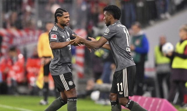 Serge Gnabry und Kingsley Coman fassen sich an