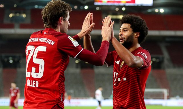 Thomas Müller (l.) und Serge Gnabry (r.) im Trikot des FC Bayern