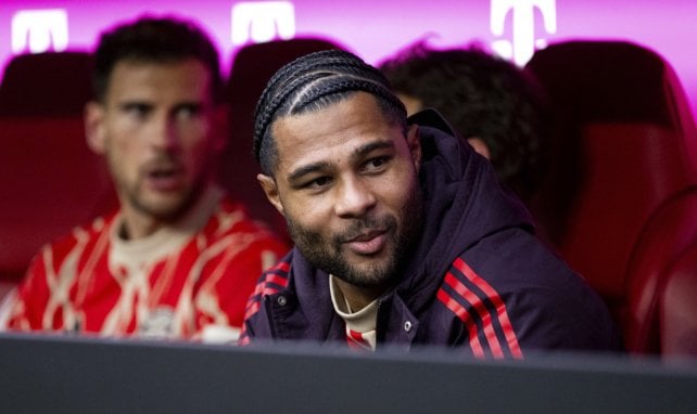 Serge Gnabry (r.) und Leon Goretzka auf der Bank des FC Bayern