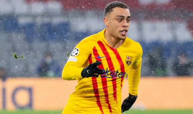 Sergiño Dest steht in Barcelona noch bis 2025 unter Vertrag